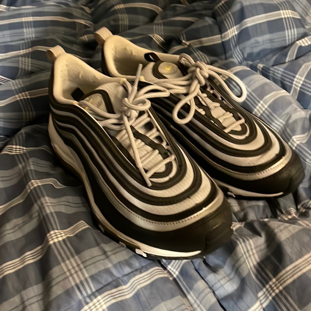 Nike air maxes.